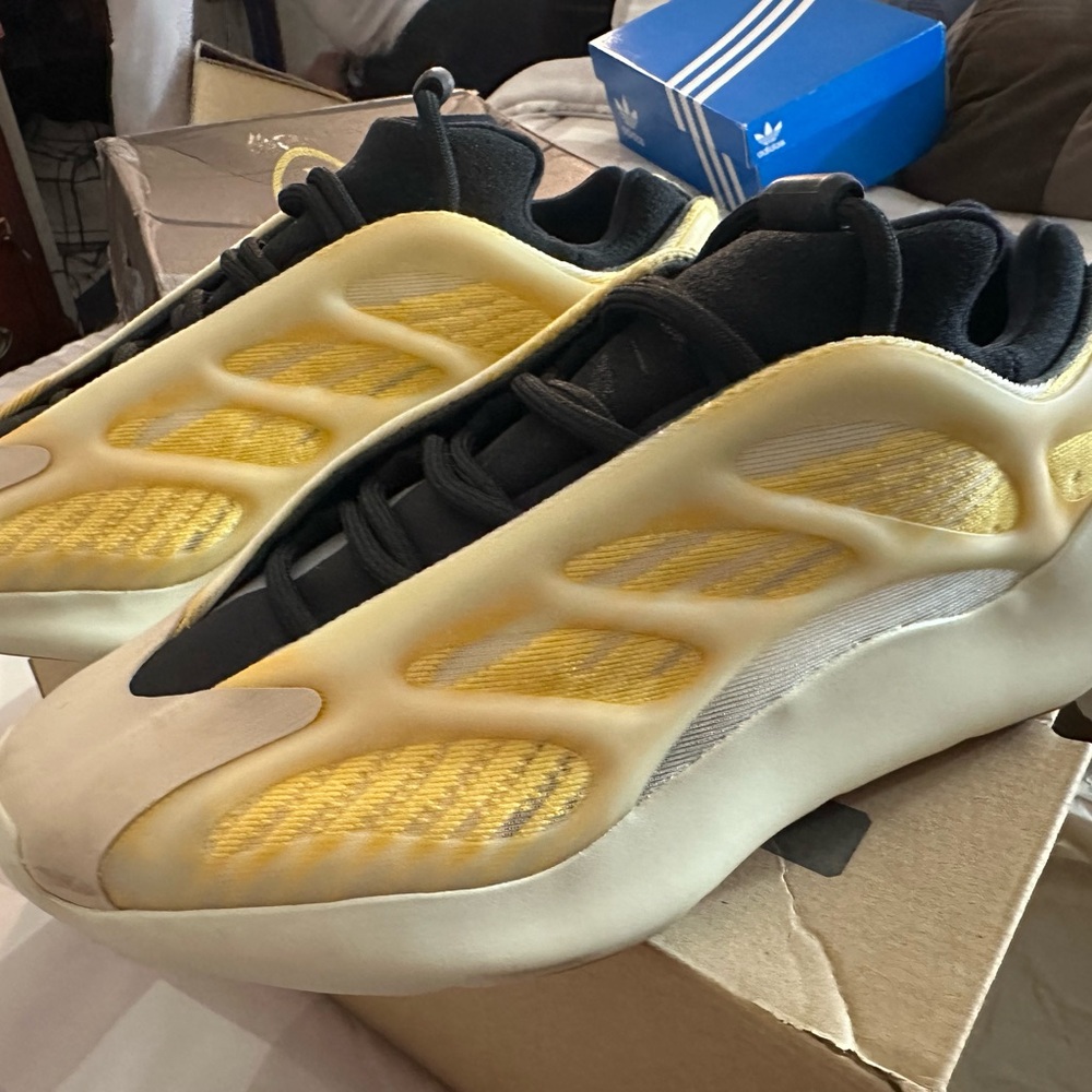 Yeezy - Yzy 700 V3 Originals size 9 with (2) extra pairs of laces